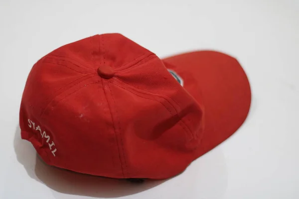 Beyaz Arka Planda Koyu Kırmızı Bir Şapkanın Fotoğrafı — Stok fotoğraf