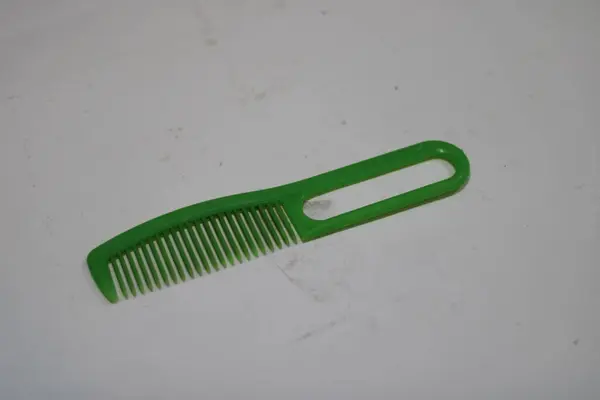 Foto Eines Grünen Haarkamms Aus Kunststoff Mit Weißem Hintergrund — Stockfoto