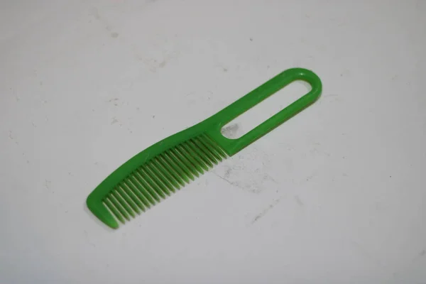 Foto Eines Grünen Haarkamms Aus Kunststoff Mit Weißem Hintergrund — Stockfoto