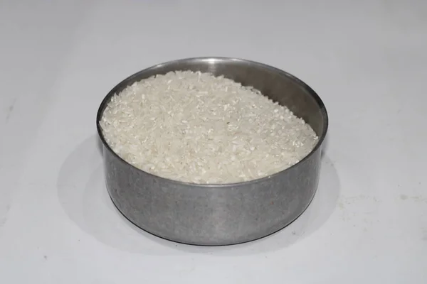 Foto Von Weißem Reis Auf Einem Kleinen Eisernen Behälter — Stockfoto
