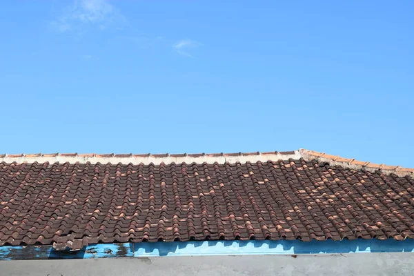 Foto Des Blauen Himmels Über Den Dachziegeln Des Hauses — Stockfoto