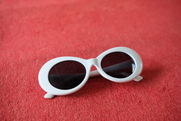 Gafas Para Niños Blancas Con Fondo Rojo —  Fotos de Stock