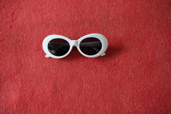 Vita Barn Glasögon Med Röd Bakgrund — Stockfoto