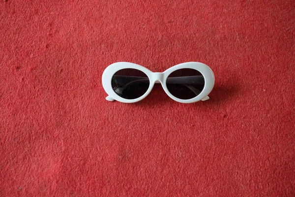 Vita Barn Glasögon Med Röd Bakgrund — Stockfoto