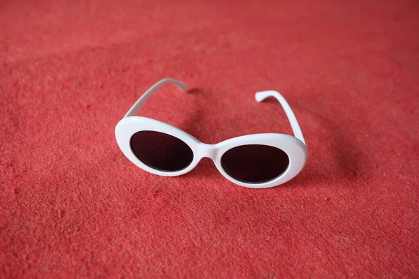 Branco Crianças Eyeglass Com Fundo Vermelho — Fotografia de Stock