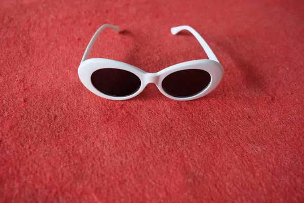 Branco Crianças Eyeglass Com Fundo Vermelho — Fotografia de Stock