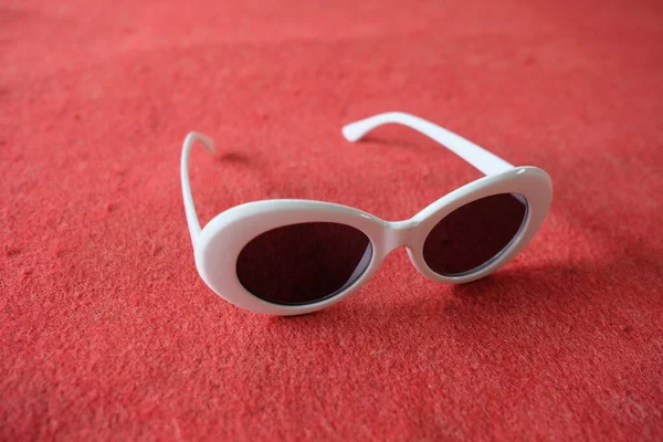 Gafas Para Niños Blancas Con Fondo Rojo — Foto de Stock