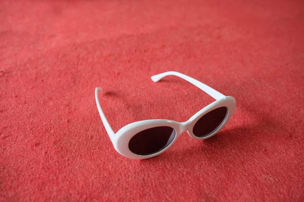 Gafas Para Niños Blancas Con Fondo Rojo — Foto de Stock