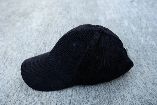 Φωτογραφία Μαύρου Καπέλου Στο Πάτωμα — Φωτογραφία Αρχείου