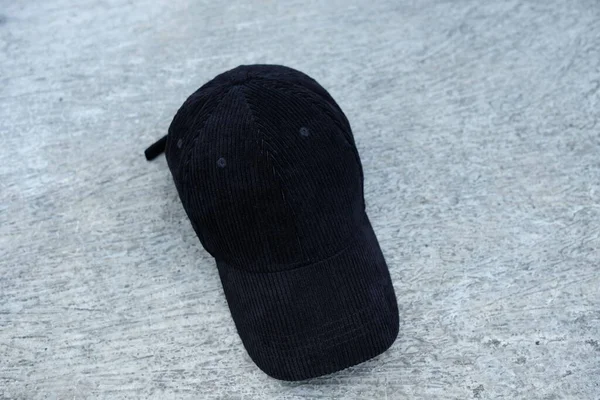Siyah Şapkalı Fotoğraf Yere Düştü — Stok fotoğraf