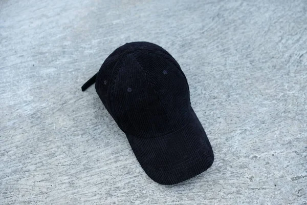 地板上的黑帽照片 — 图库照片