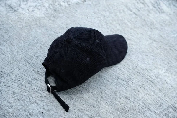 Musta Hattu Kuva Lattialla — kuvapankkivalokuva
