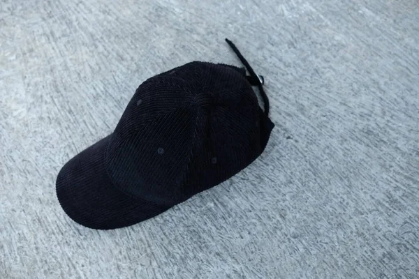地板上的黑帽照片 — 图库照片
