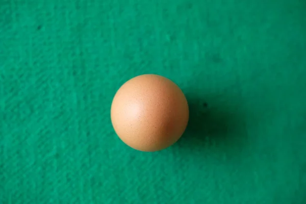Foto Eines Hühnereiers Mit Grünem Hintergrund — Stockfoto