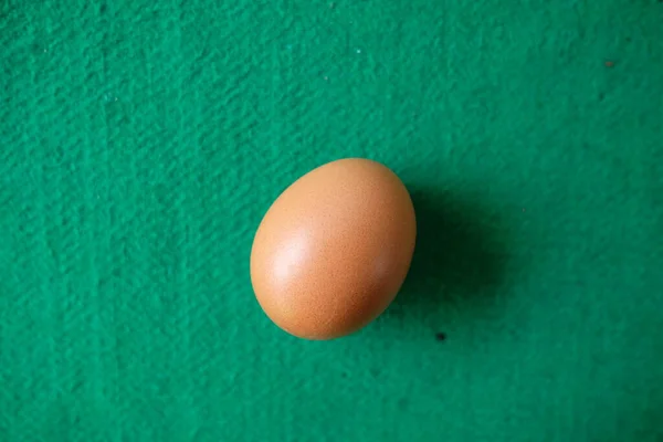 Φωτογραφία Ενός Αυγού Κοτόπουλου Πράσινο Φόντο — Φωτογραφία Αρχείου