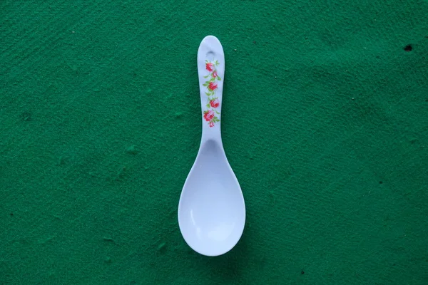 Photo White Spoon Green Background — Stock Photo, Image