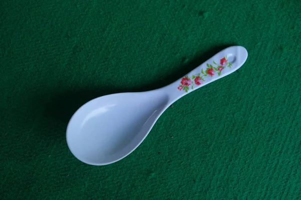 Photo White Spoon Green Background — Stock Photo, Image