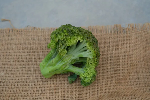 Foto Van Verse Broccoli Groente Met Geïsoleerde Achtergrond — Stockfoto