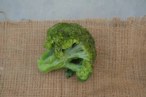 Foto Van Verse Broccoli Groente Met Geïsoleerde Achtergrond — Stockfoto