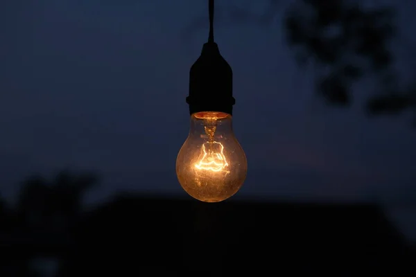 夜に輝く黄色の電球の写真 — ストック写真