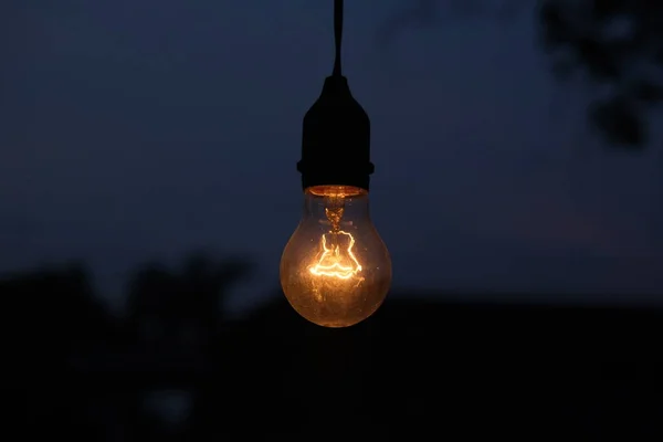 夜に輝く黄色の電球の写真 — ストック写真