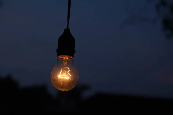 Фотография Светящейся Ночью Желтой Лампочки — стоковое фото