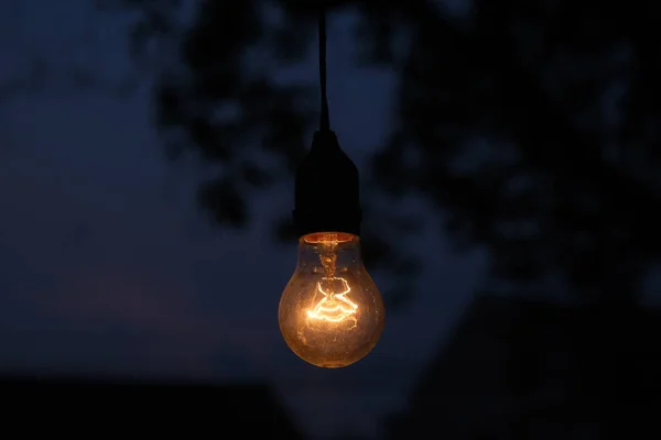 Photo Yellow Light Bulb Glowing Night — Stock Photo, Image