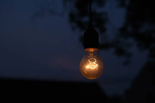 Foto Der Gelben Glühbirne Die Der Nacht Leuchtet — Stockfoto