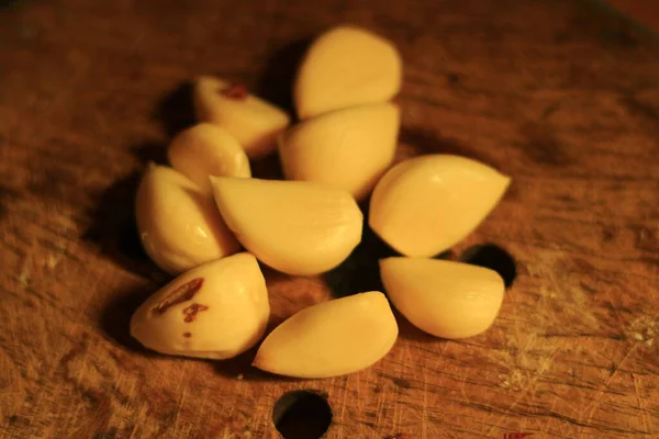 Photo Sliced Garlic Board — Stock Photo, Image