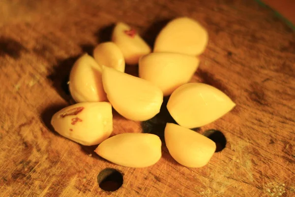 Photo Sliced Garlic Board — Stock Photo, Image