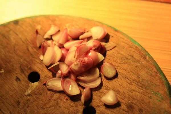 Zdjęcie Pokrojonej Czerwonej Cebuli Desce — Zdjęcie stockowe