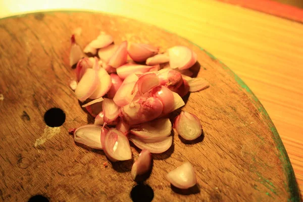 stock image Photo of sliced red onion on a board