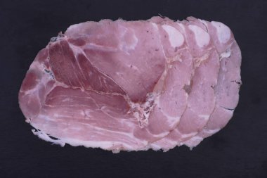 Pişmiş jambonun fotoğrafı. Yemek çizimi için dilimlenmiş.