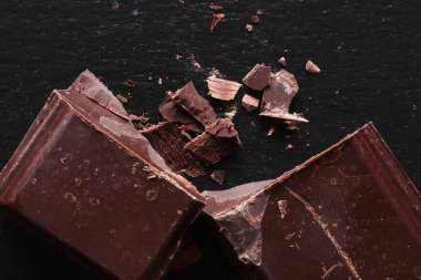 Yemek illüstrasyonu için kesilmiş bir parça siyah çikolatanın fotoğrafı.