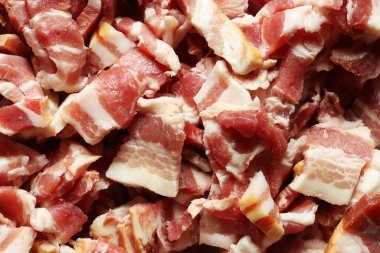 Yemek çizimleri için tütsülenmiş domuz pastırması parçaları.