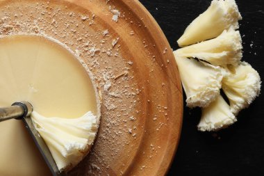 Girole makinesinin ve tete de moine peynirinin fotoğrafı.