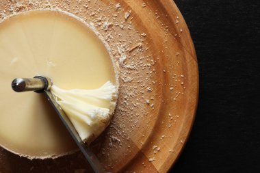 Girole makinesinin ve tete de moine peynirinin fotoğrafı.