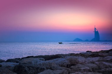 Bir tekneyle gün doğumu, puslu bir gün, Burç Al Arab, Dubai