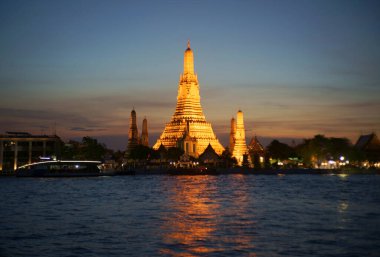 Wat Arun Tapınağı. Burası Chaophraya nehri kıyısında Tayland 'ın ünlü bir yeri ve varış noktasıdır. Bangkok, Tayland