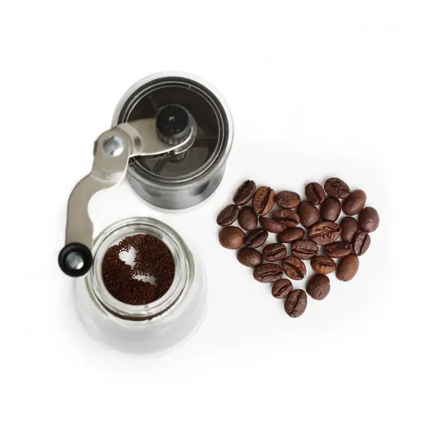 在白色背景的手工咖啡机上磨碎咖啡豆 — 图库照片