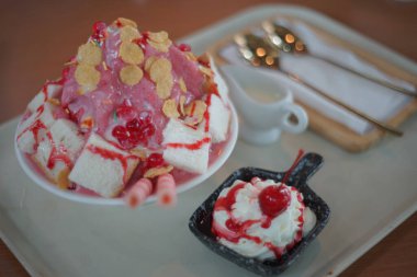 Çilekli Bingsu seti Kore tatlısıdır.