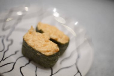 Peynir soslu Capglin roe shushi japon yemeği