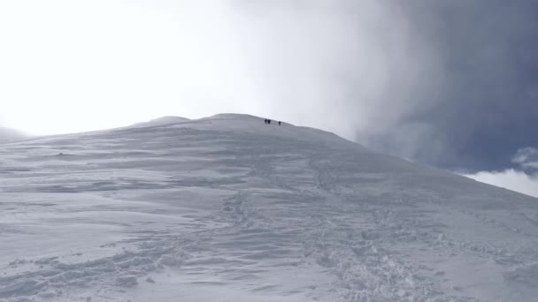 Los Excursionistas Escalan Montaña Nieve Invierno — Vídeos de Stock