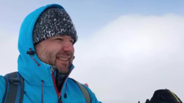 Adam kendini yüksek rüzgarlarda ve dondurucu sıcaklıklarda dağlarda vuruyor.