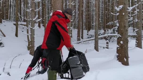 Πεζοπόροι Σταματούν Για Ένα Διάλειμμα Στο Χειμερινό Δάσος — Αρχείο Βίντεο