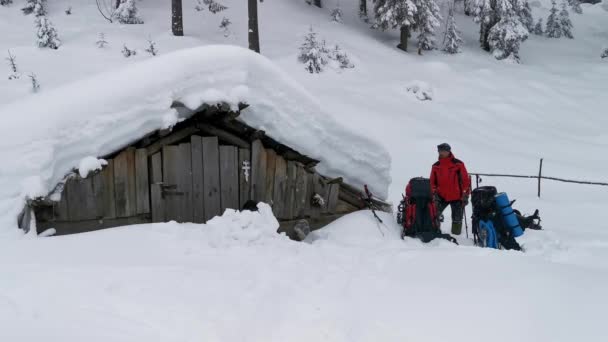 Homme Ouvre Porte Une Cabane Abandonnée Dans Les Highlands Pour — Video
