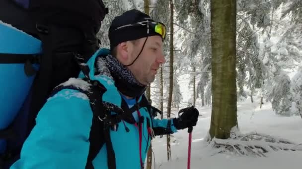 Turysta Opowiada Wrażenia Swojej Zimowej Wędrówce Przed Kamerą — Wideo stockowe