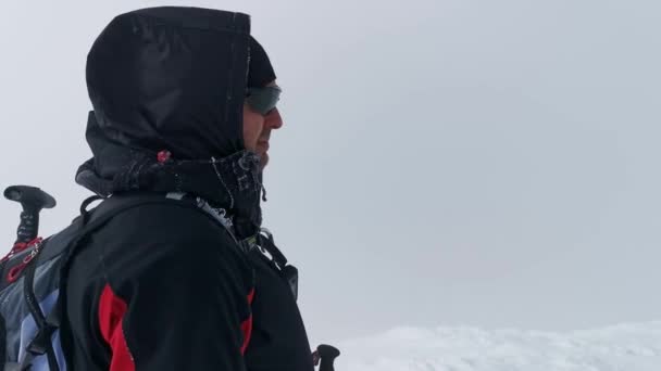 Dağlarda Kış Yürüyüşünde Sırt Çantalı Bir Turist — Stok video