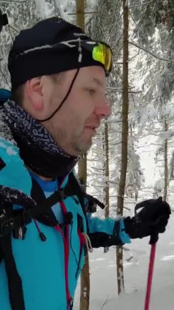 Tourist Tells Impressions Sur Randonnée Hivernale Caméra — Video