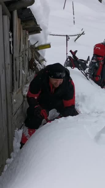 Turista Despeja Entrada Una Cabaña Abandonada Las Tierras Altas Nieve — Vídeo de stock